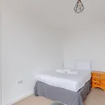 Bright 2 Bed Flat With City Views Near Tower Bridge