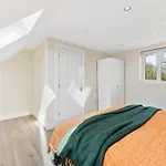 Stylish Wembley Gem - Parking -Sleeps 14