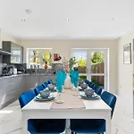 Stylish Wembley Gem - Parking -Sleeps 14