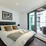 Luxury 1 Bedroom Canary Wharf Apt Couples & Work-Friendly