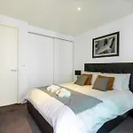 Luxury 1 Bedroom Canary Wharf Apt Couples & Work-Friendly