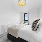 Luxury 3 Bed Apartment With Balcony