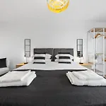 Luxury 3 Bed Apartment With Balcony