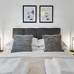Luxury 3 Bed Apartment With Balcony
