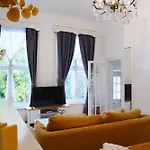 Bright London Garden Studio!