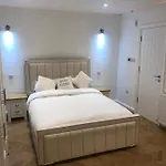 Stylish 2-Bedroom Getaway In The Heart Of Chelsea