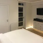 Stylish 2-Bedroom Getaway In The Heart Of Chelsea