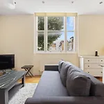 Stylish 1-Bed Flat In Prime Kensington Location