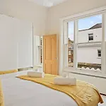 Stylish 1-Bed Flat In Prime Kensington Location