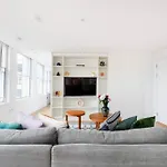 Perfect One Bed In Green Park Station