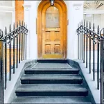 Luxury Knightsbridge Apartment Outside Harrods