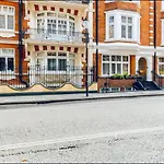 Luxury Knightsbridge Apartment Outside Harrods