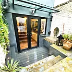 Modern Flat With King Bed, Garden & Outdoor Dining