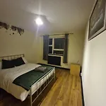 Elegant & Spacious 2-Bedroom Apartment In Wimbledon