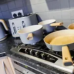 Stylish 3-Bed East London Home Contractors Parking Sleeps 5 Near Excel London