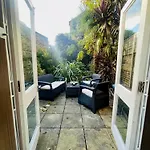 New! Stylish Central 3-Bed With Garden