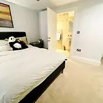 New! Stylish Central 3-Bed With Garden