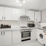 Luxury 3 Bedroom House In Woodgreen