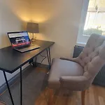 3 Bed Home With Cinema, F1 Racing Sim, 1 Gb Internet, Bbq, Garden, 20 Mins London, Parking, Ev Port, Metro 5 Mins Walk