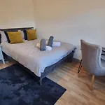 3 Bed Home With Cinema, F1 Racing Sim, 1 Gb Internet, Bbq, Garden, 20 Mins London, Parking, Ev Port, Metro 5 Mins Walk