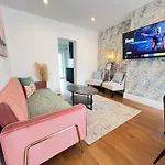 Stylish & Elegant 2-Br Flat In Greenwich London
