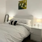 New 2 Bed Mansion Flat In Chinatown!