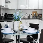 Modern One-Bed Apartment, Hallsville Rd London