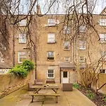 Kensington - Two Bedroom Central London Apartment With Garden