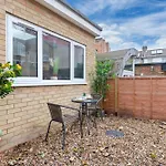 Stylish 2 Bedroom Haven In Zone 2-15 Mins To Central London- Garden & Parking Available! 5 Beds-Sleeps 6 People- Instant Book & Self Check-In! Save 20 Percent On Stays Of 7 Nights Or More !