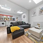 Stylish 2 Bedroom Haven In Zone 2-15 Mins To Central London- Garden & Parking Available! 5 Beds-Sleeps 6 People- Instant Book & Self Check-In! Save 20 Percent On Stays Of 7 Nights Or More !