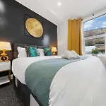 Stylish 2 Bedroom Haven In Zone 2-15 Mins To Central London- Garden & Parking Available! 5 Beds-Sleeps 6 People- Instant Book & Self Check-In! Save 20 Percent On Stays Of 7 Nights Or More !