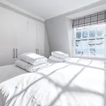 Cozy And Spacious Kensington Maisonette