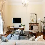 Lovely Stylish Two-Bedroom Kensington Home