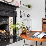 Chic 2-Bed Flat In Leafy Clapham South