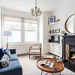 Chic 2-Bed Flat In Leafy Clapham South