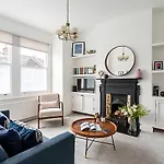 Chic 2-Bed Flat In Leafy Clapham South