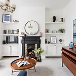 Chic 2-Bed Flat In Leafy Clapham South