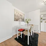 Cosy 2 Bedroom Flat In Canning Town London Excel With Free Parking
