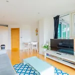 Sleek 1Bd Flat With View Of The River Thames
