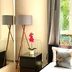 Hyde Park Family Apartment
