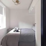 Entire Luxury Apartment In Greater London