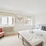 Chelsea Townhouse With Roof Terrace & Parking