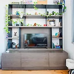 Bright Modern Studio 5 Mins To Station, Sleeps 3