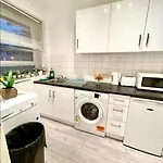 2 Bed Flat Near To Tower Bridge