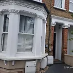 Charming Tooting Hideaway Garden, Resident Parking, Near Tooting Hospital