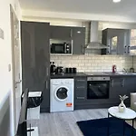 Luxury 1 Bedroom With Open Plan Kitchen For 6 Person In Central London! E1