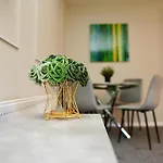 Spacious 1Bd Flat Near Central London, Office, Smart Tv