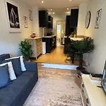 Elegant Studio Retreat In Hampstead - Central London Access