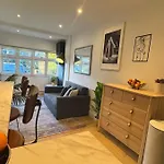 Elegant Studio Retreat In Hampstead - Central London Access