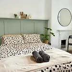 Cozy Apartment In Edgware Road